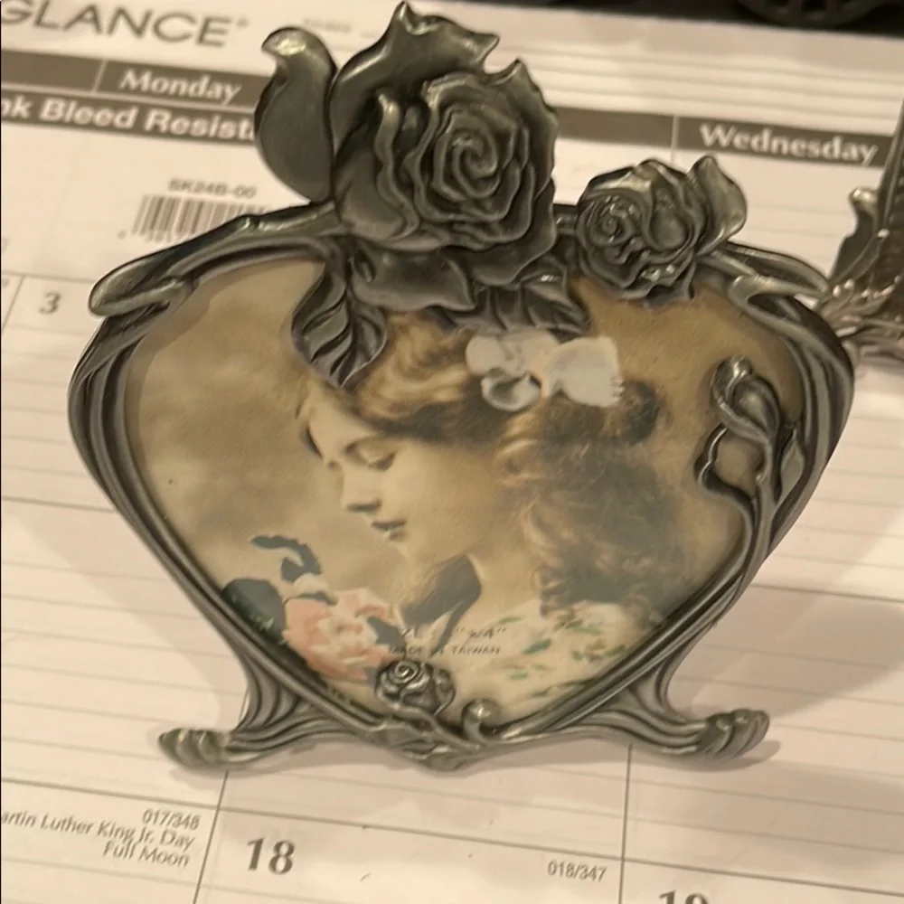 HEART SHAPED SILVER TONE PICTURE FRAME 4x4 - Picture 1 of 4
